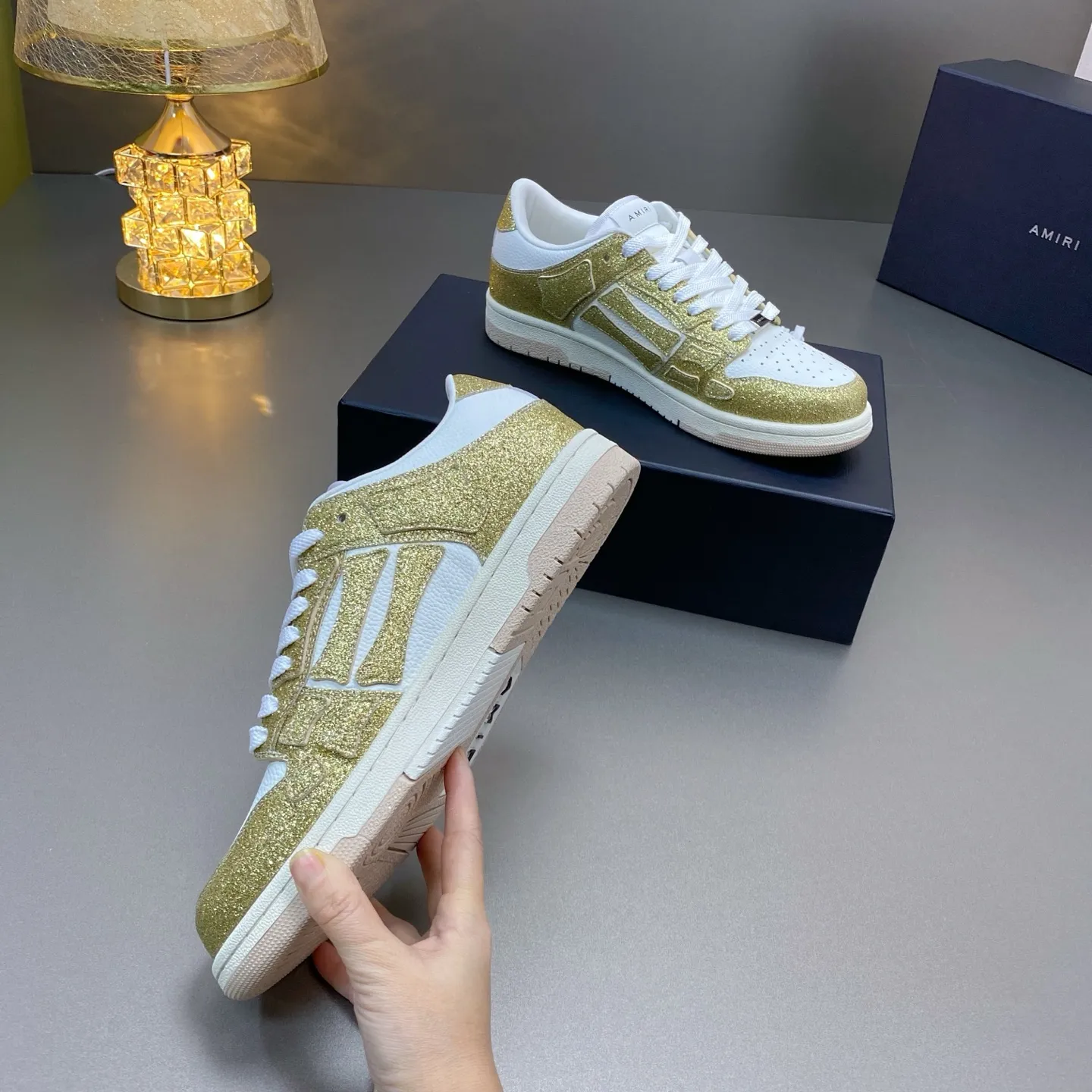 p580🐮🐮AMIRI Couple Style👑 The latest The Pacific Series Couple Style💀🦴Bone Stars Casual Sports Shoes Skateboard Shoes✔️ AMIRI's Pacific shoes are a sneaker that combines luxury and street style. Many celebrities and Internet celebrities have the same style. Its design and workmanship are very exquisite. Made of high-grade cow leather, soft to the touch and highly durable. 💎Fabrics: Original custom imported first-layer cowhide 💎Inner lining: Original customized breathable mesh 💎Foot: Original injection molded one-piece, comfortable, wear-resistant and not tiring for feet 💎Outsole: Original 1:1 molded three-color sole Original outsole 💎Sole thickness: 3CM 💎Size: Female 35-40 Male 39-46 💎Price; Top version 👑Special remarks Remark: (Female size 34 40 . Men's sizes 38 45 46 are customized and cannot be returned or exchanged. Please note when ordering! Thank you🤝🤝